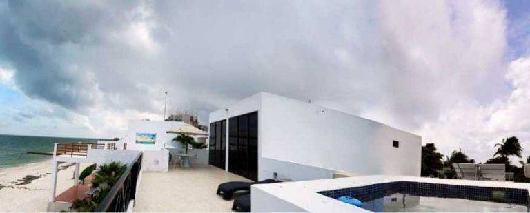 piscina con vista al mar Espectacular OceanFront Home en Chelem